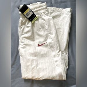 BUNDLE Nike Team USA
Women's Medal Stand Pants and Nike SB DRI-FIT SHIRT